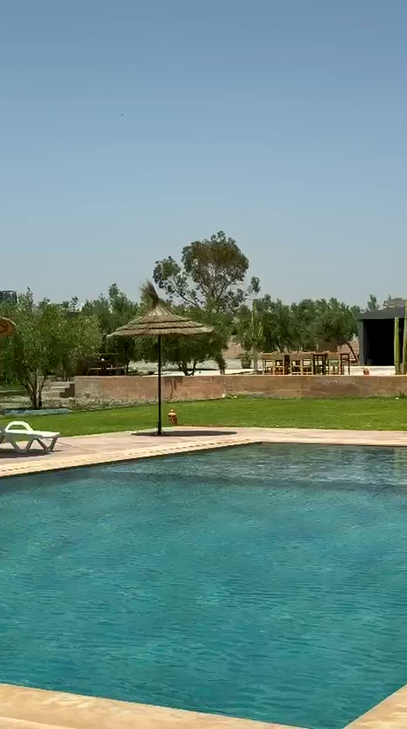 Piscine face à l'Atlas, La Ferme